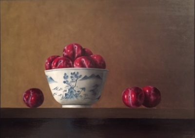 Red-plums-in-a-bowl